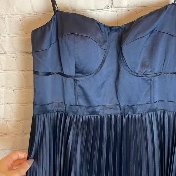 City Chic Plus Size Dress, Pleat Desire Dress Size Small Size 16 - Picture 6 of 15